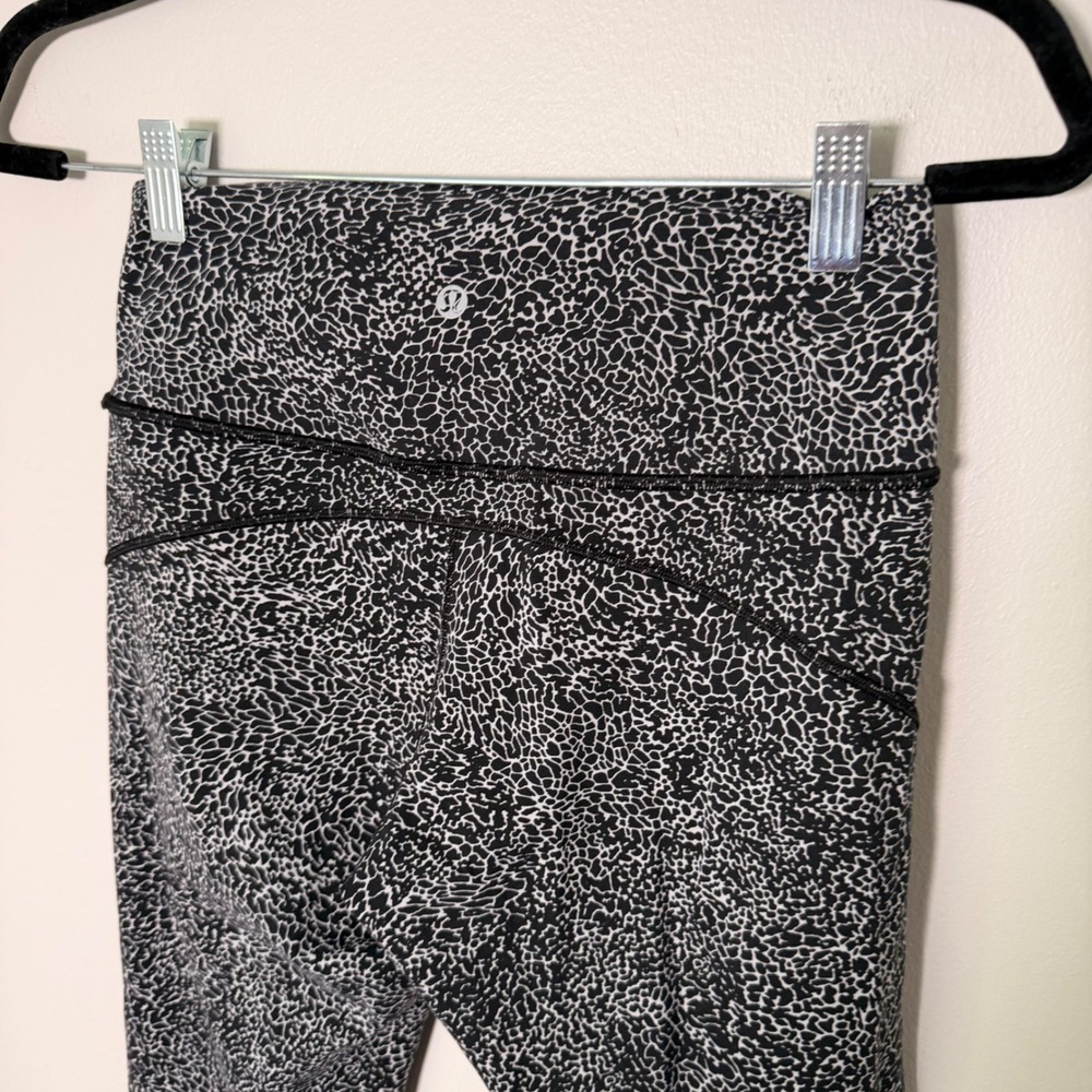 Lululemon In Movement Tight 25" Everluxe Leggings (8) Activewear Animal Print - Picture 12 of 14